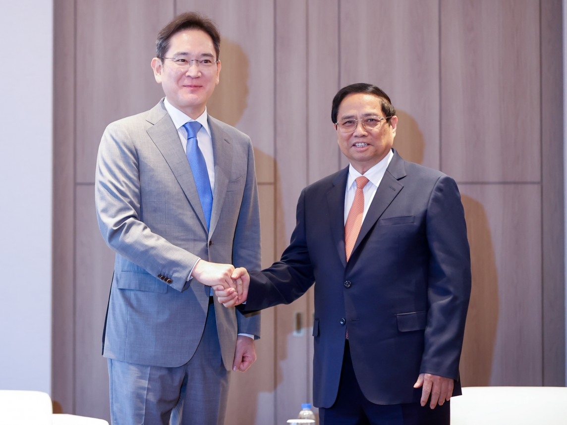 What did the presidents of Samsung and Lotte say about investment direction in Vietnam?